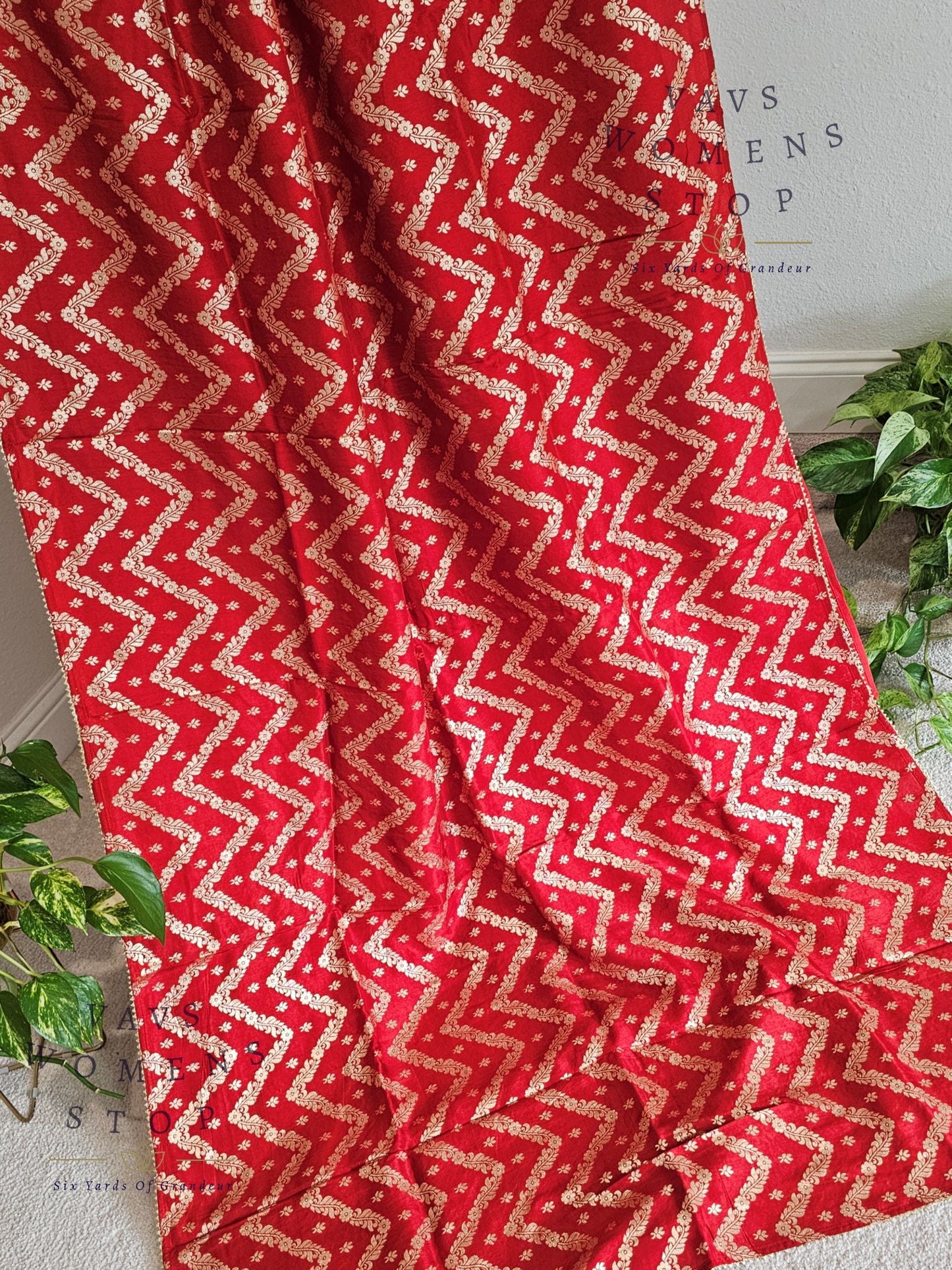 Red Shade Borderless Munga Crepe Silk Saree