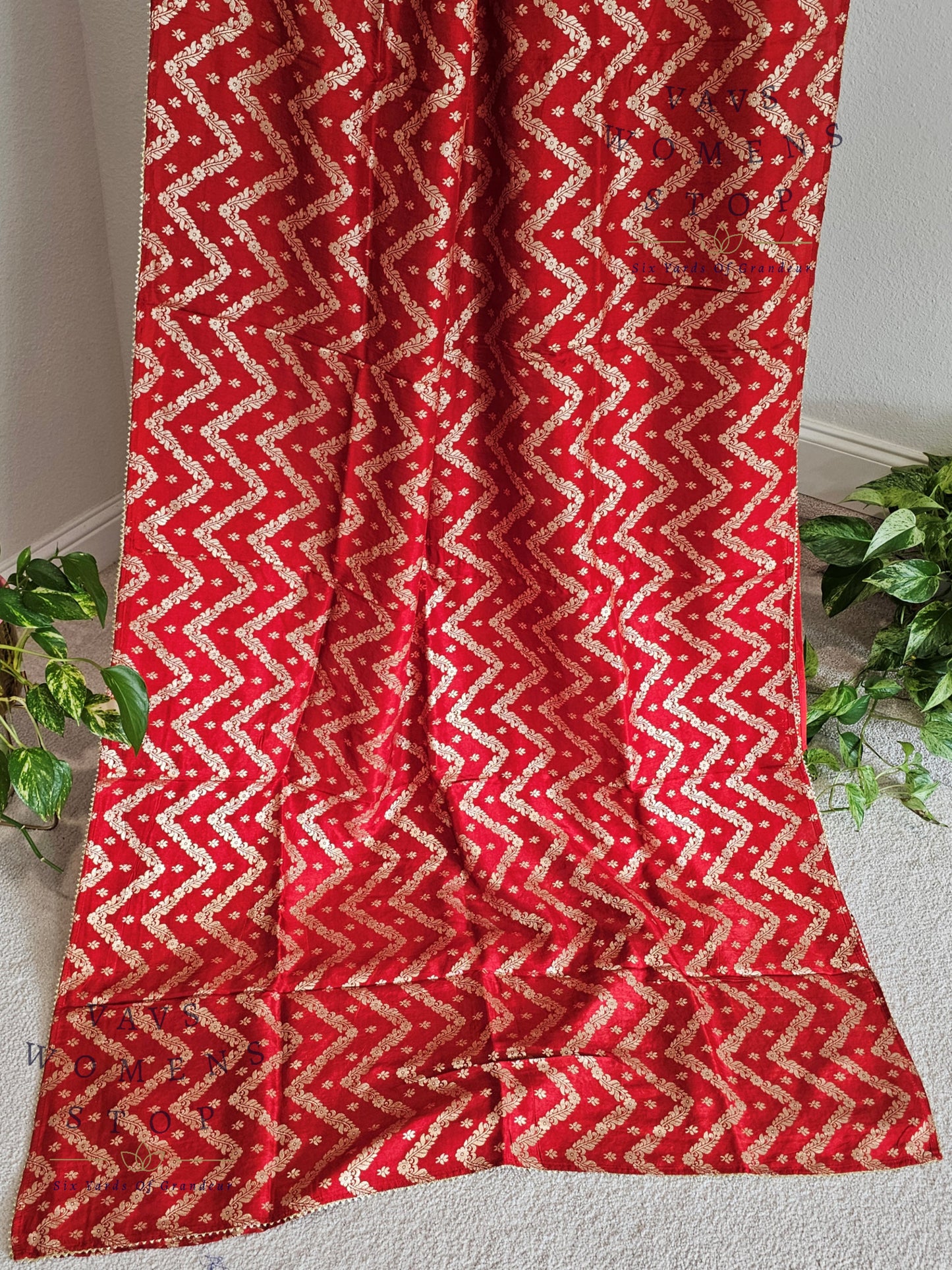 Red Shade Borderless Munga Crepe Silk Saree