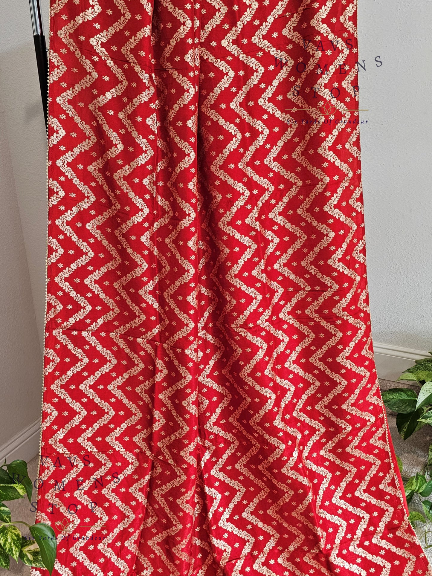 Red Shade Borderless Munga Crepe Silk Saree