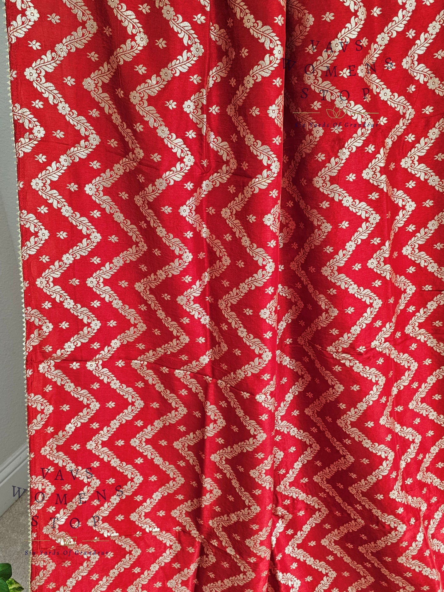 Red Shade Borderless Munga Crepe Silk Saree