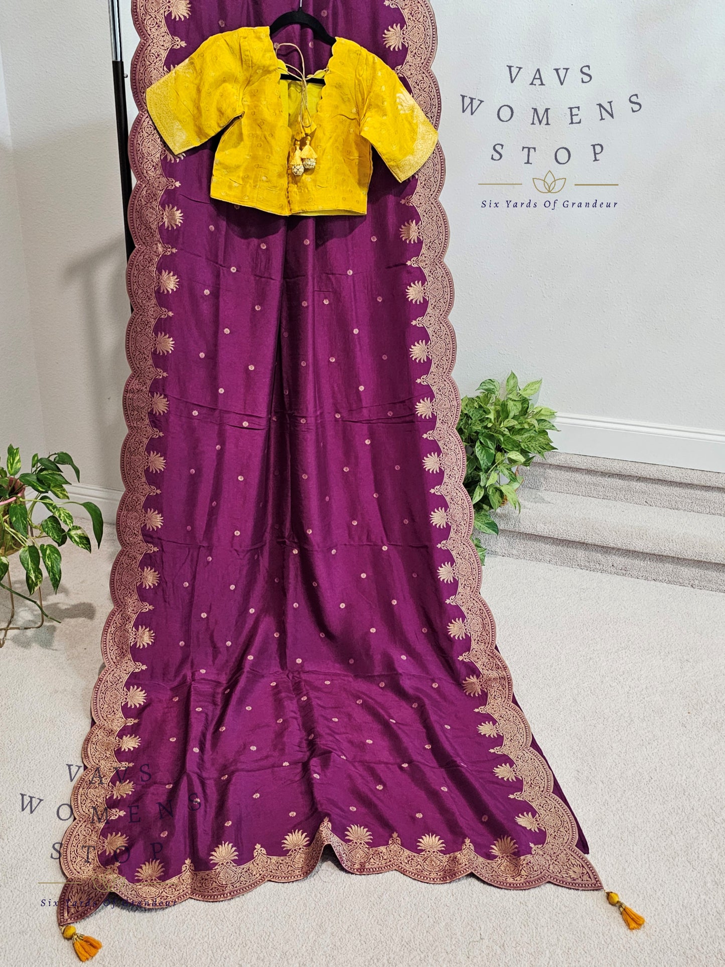 Munga Benarasi Crepesilk Scalloped Border Saree - Blouse