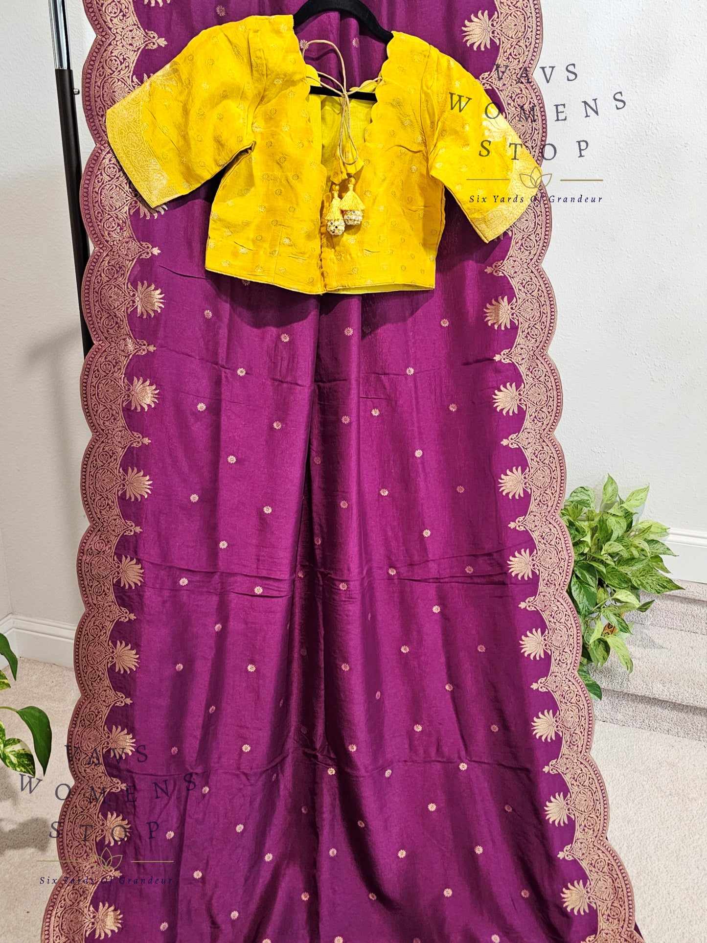 Munga Benarasi Crepesilk Scalloped Border Saree - Blouse