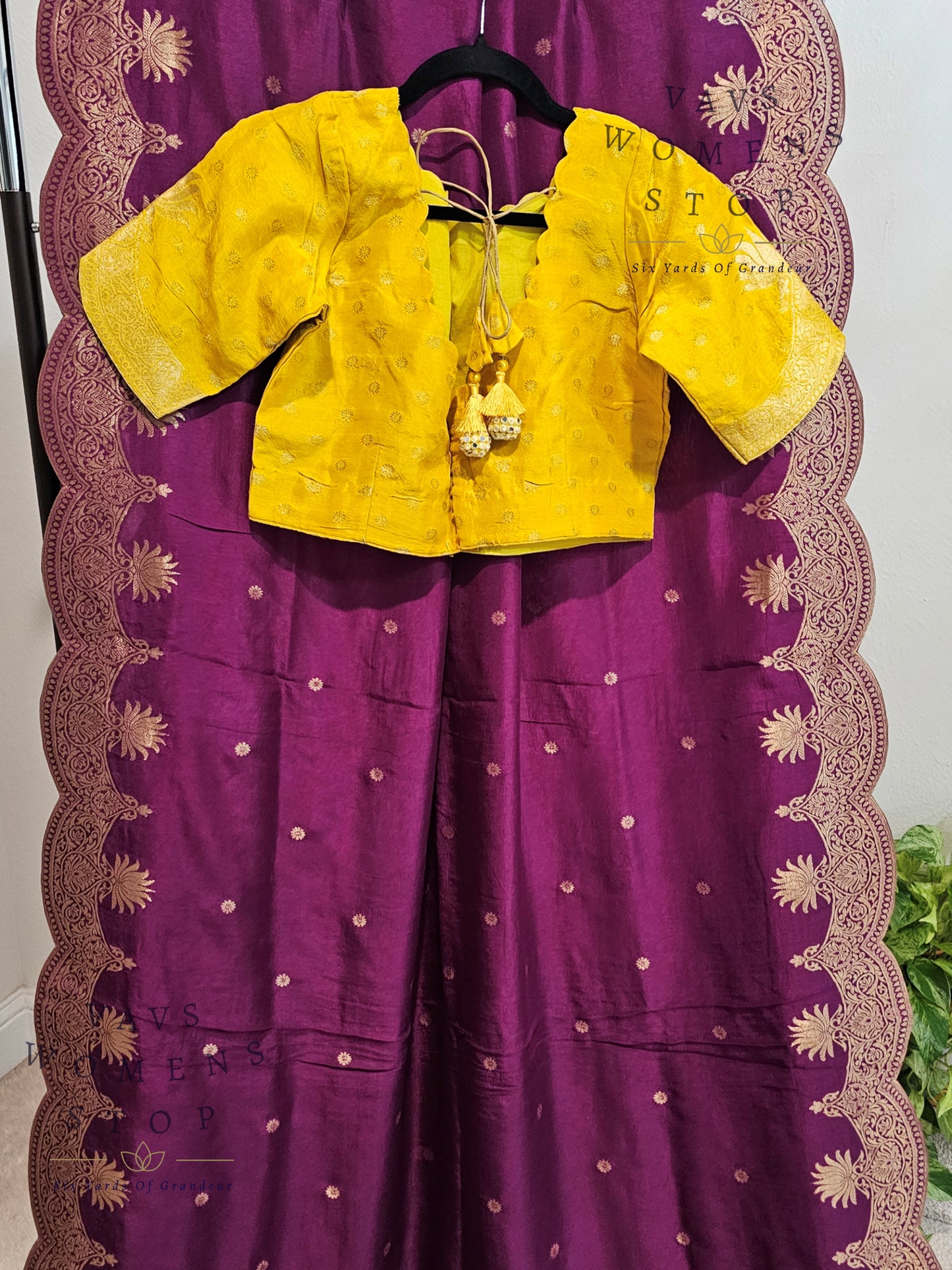 Munga Benarasi Crepesilk Scalloped Border Saree - Blouse