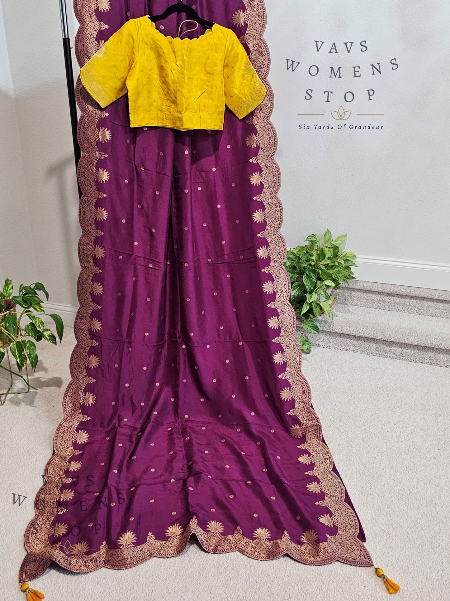 Munga Benarasi Crepesilk Scalloped Border Saree - Blouse