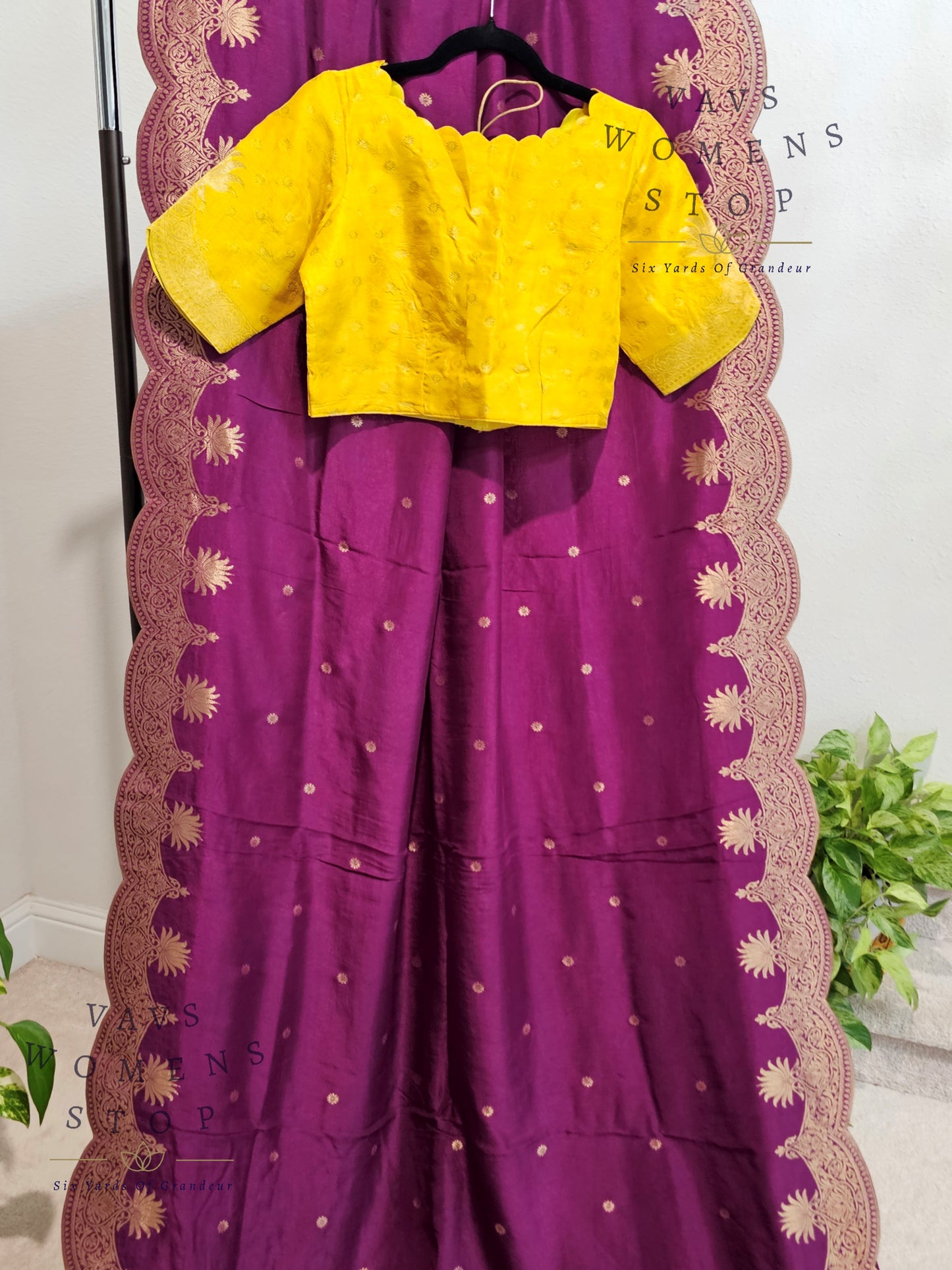 Munga Benarasi Crepesilk Scalloped Border Saree - Blouse