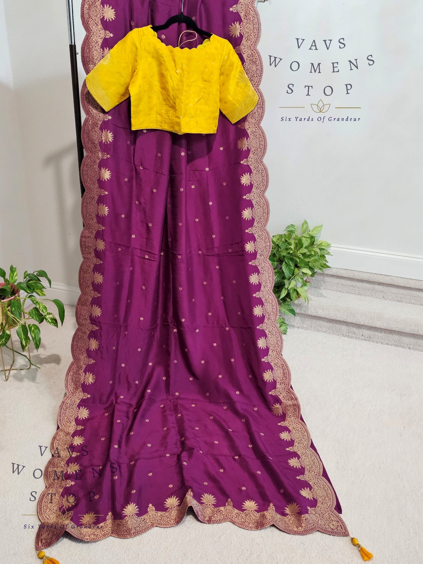 Munga Benarasi Crepesilk Scalloped Border Saree - Blouse