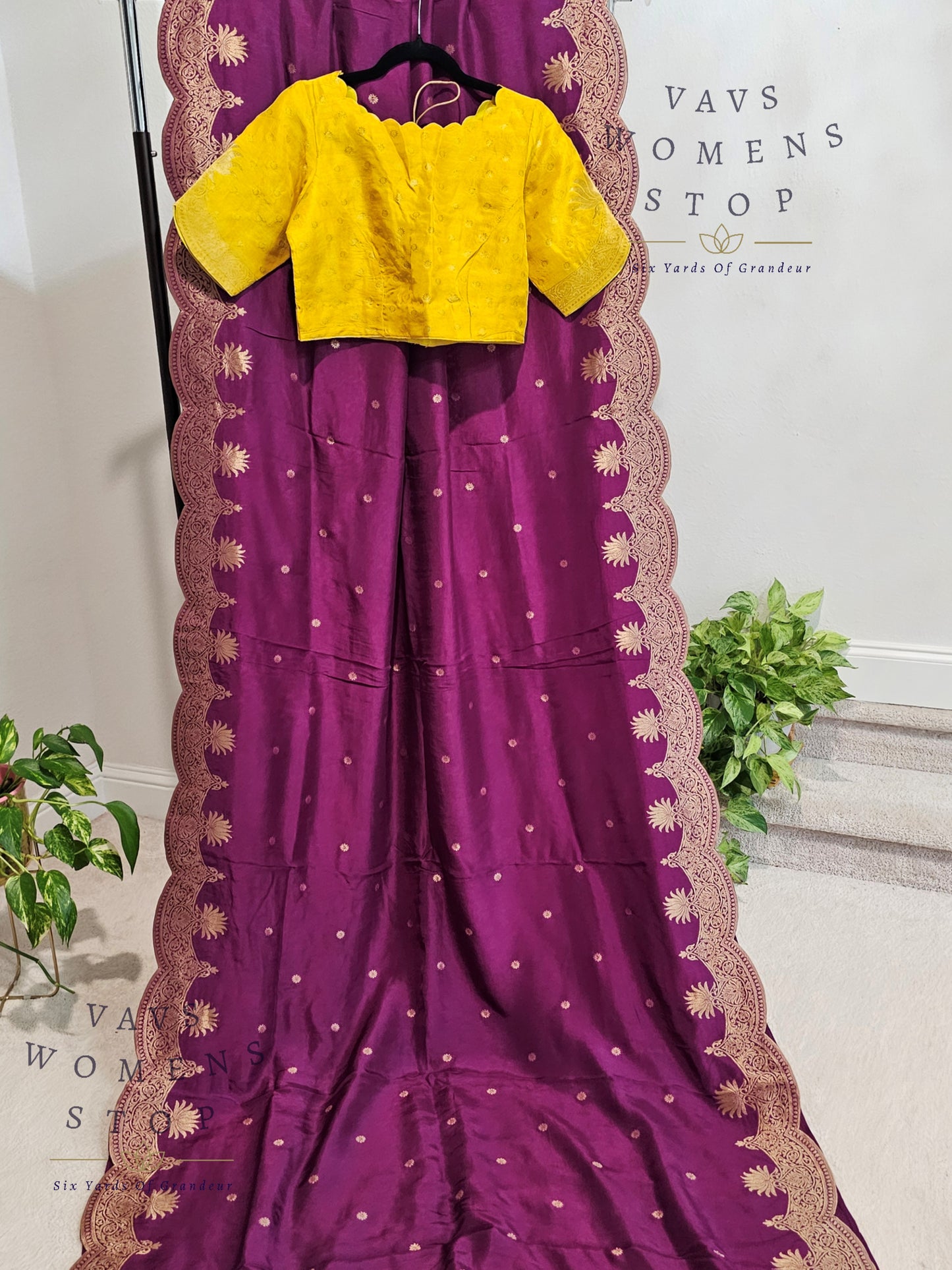 Munga Benarasi Crepesilk Scalloped Border Saree - Blouse