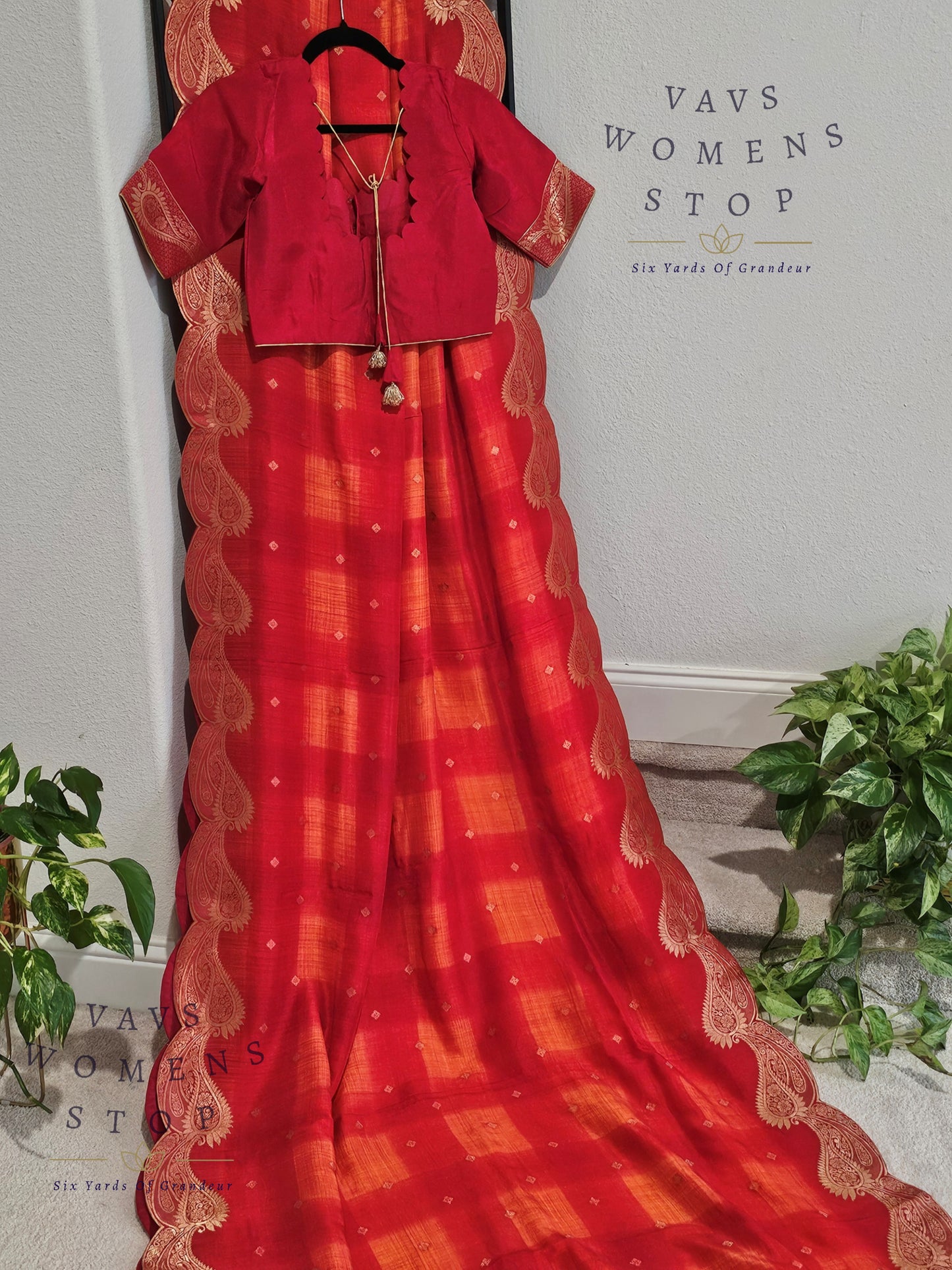 Munga Benarasi Crepesilk Scalloped Border Saree - Blouse