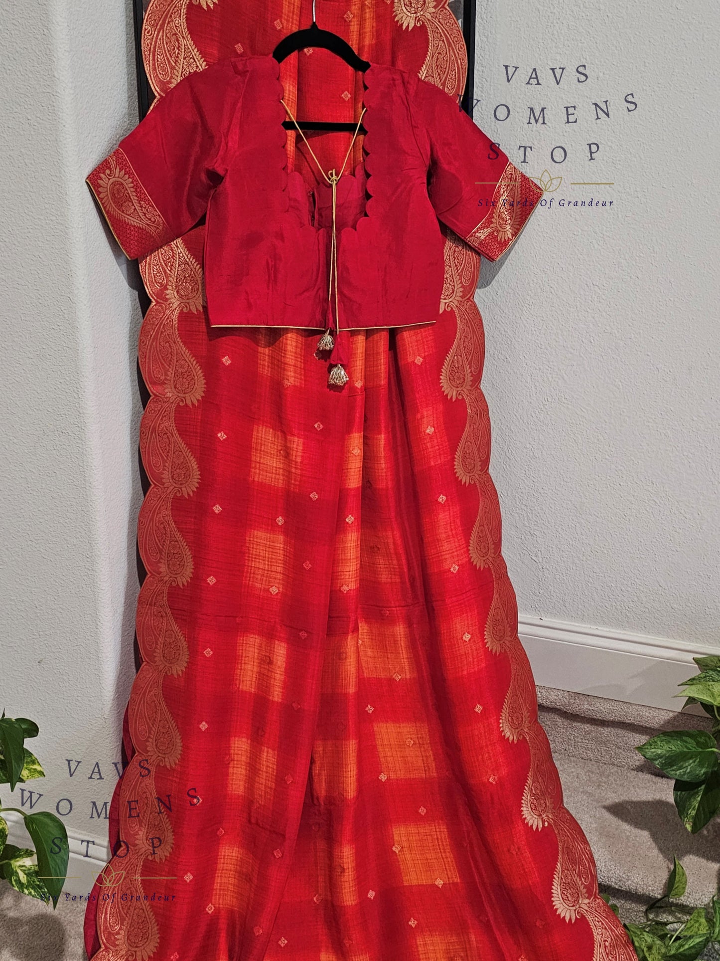 Munga Benarasi Crepesilk Scalloped Border Saree - Blouse