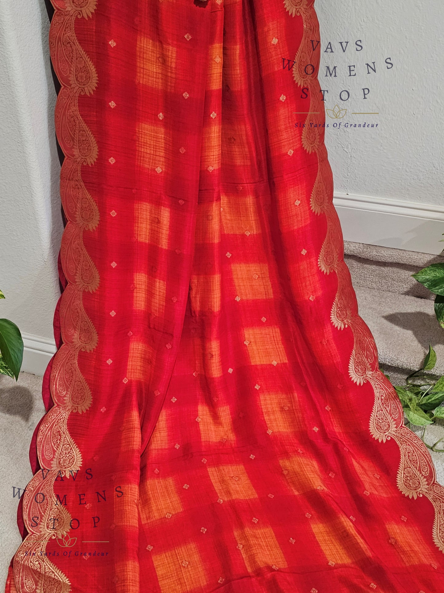 Munga Benarasi Crepesilk Scalloped Border Saree - Blouse