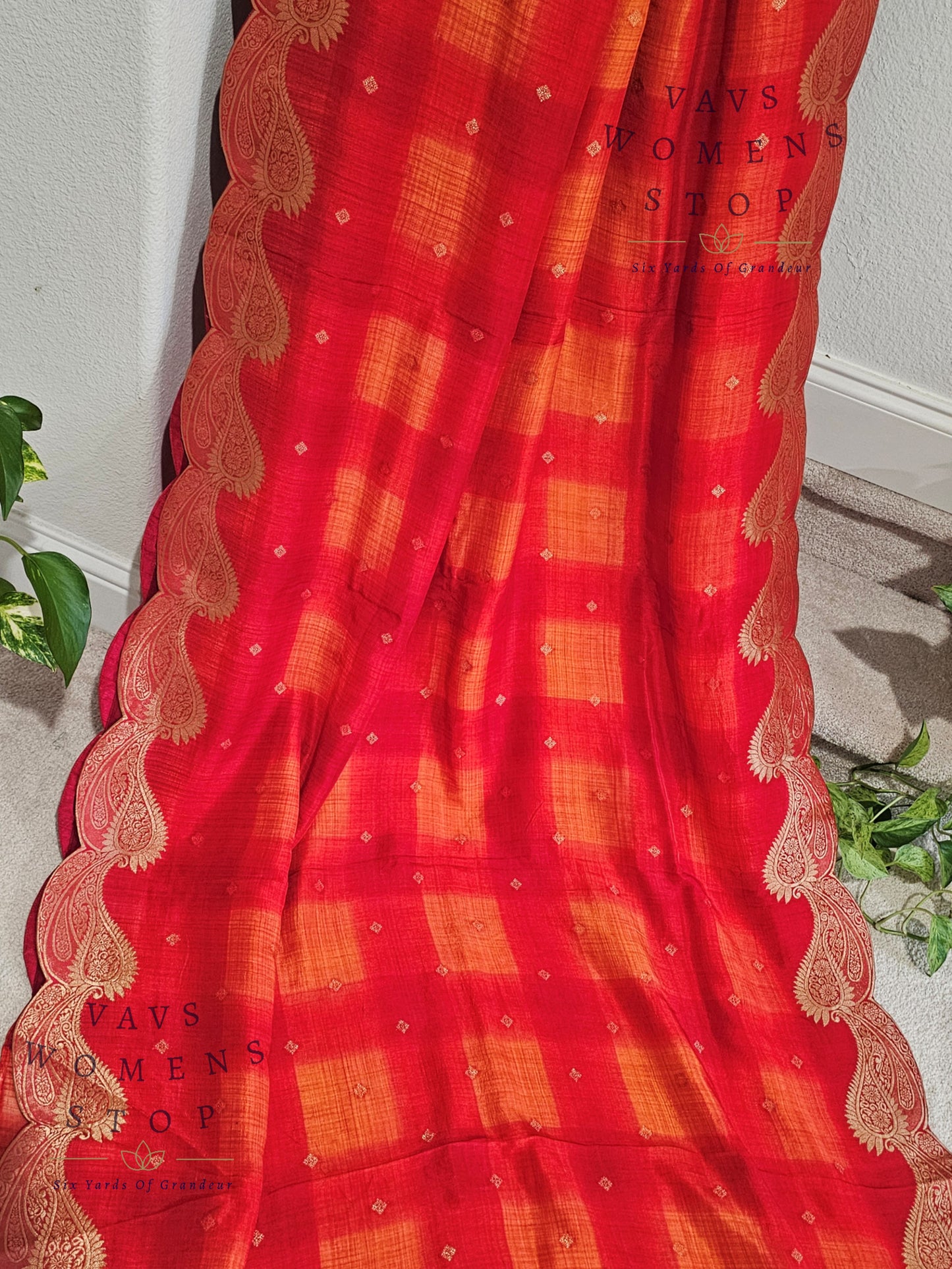 Munga Benarasi Crepesilk Scalloped Border Saree - Blouse