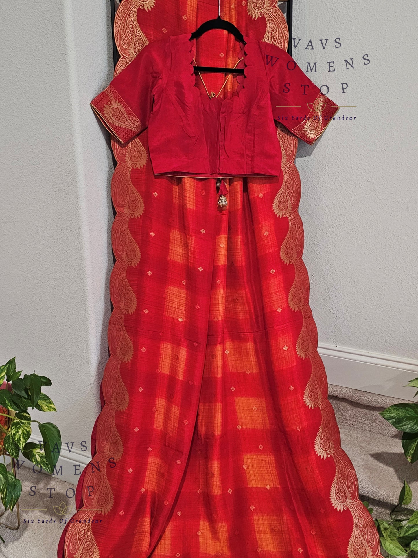 Munga Benarasi Crepesilk Scalloped Border Saree - Blouse