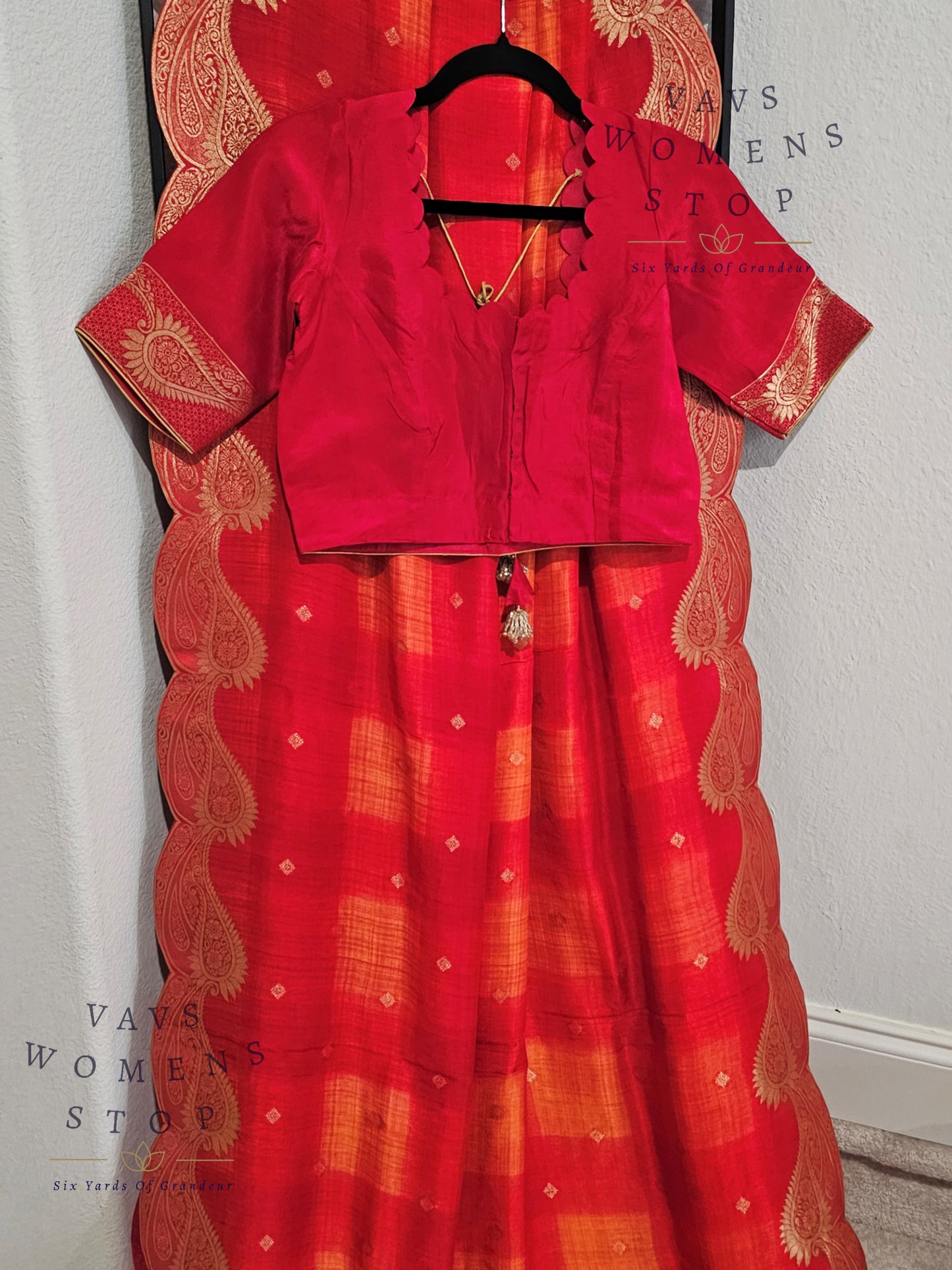 Munga Benarasi Crepesilk Scalloped Border Saree - Blouse