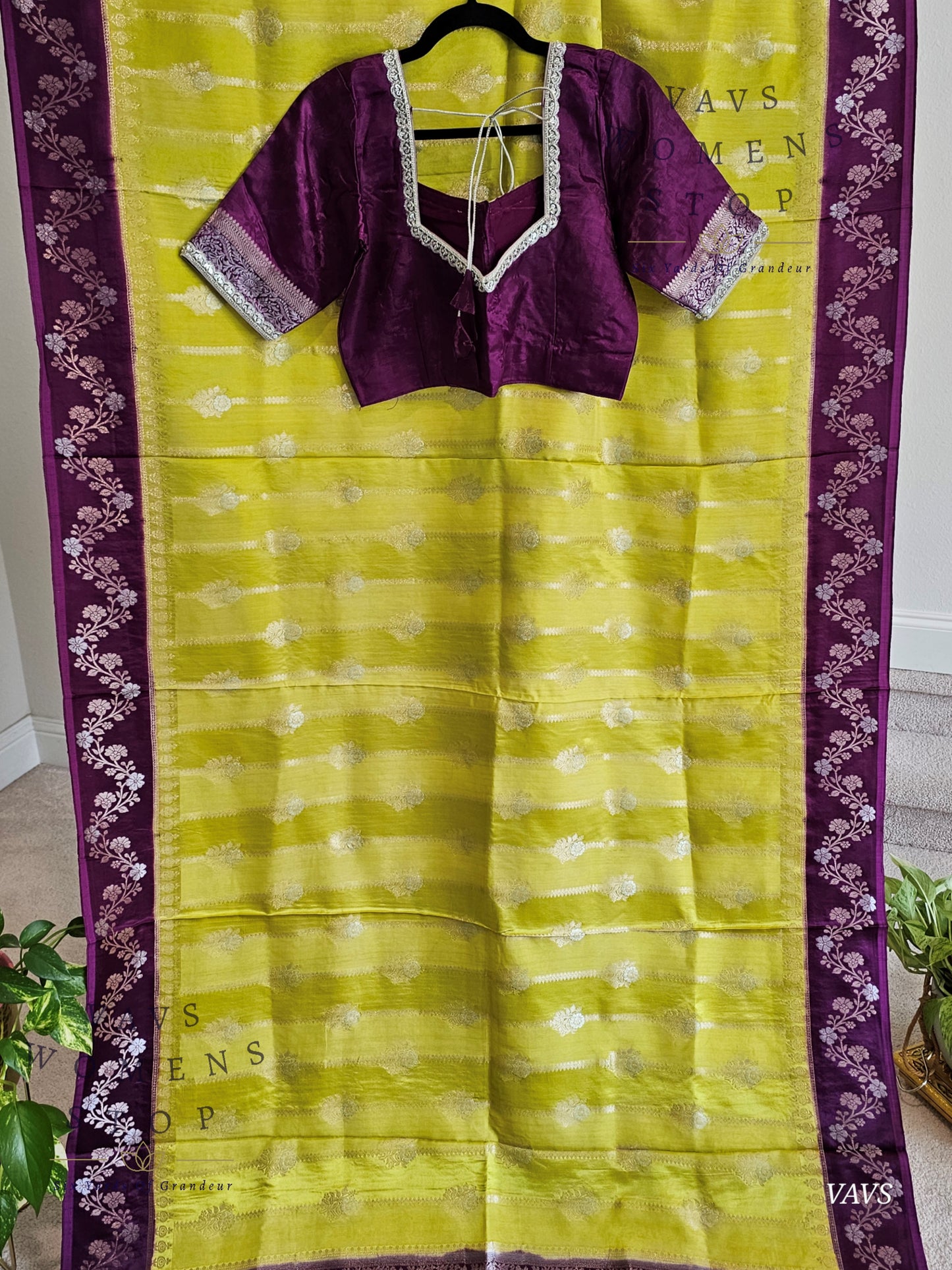 Mashru Crepe Silk Benarasi Saree - Blouse