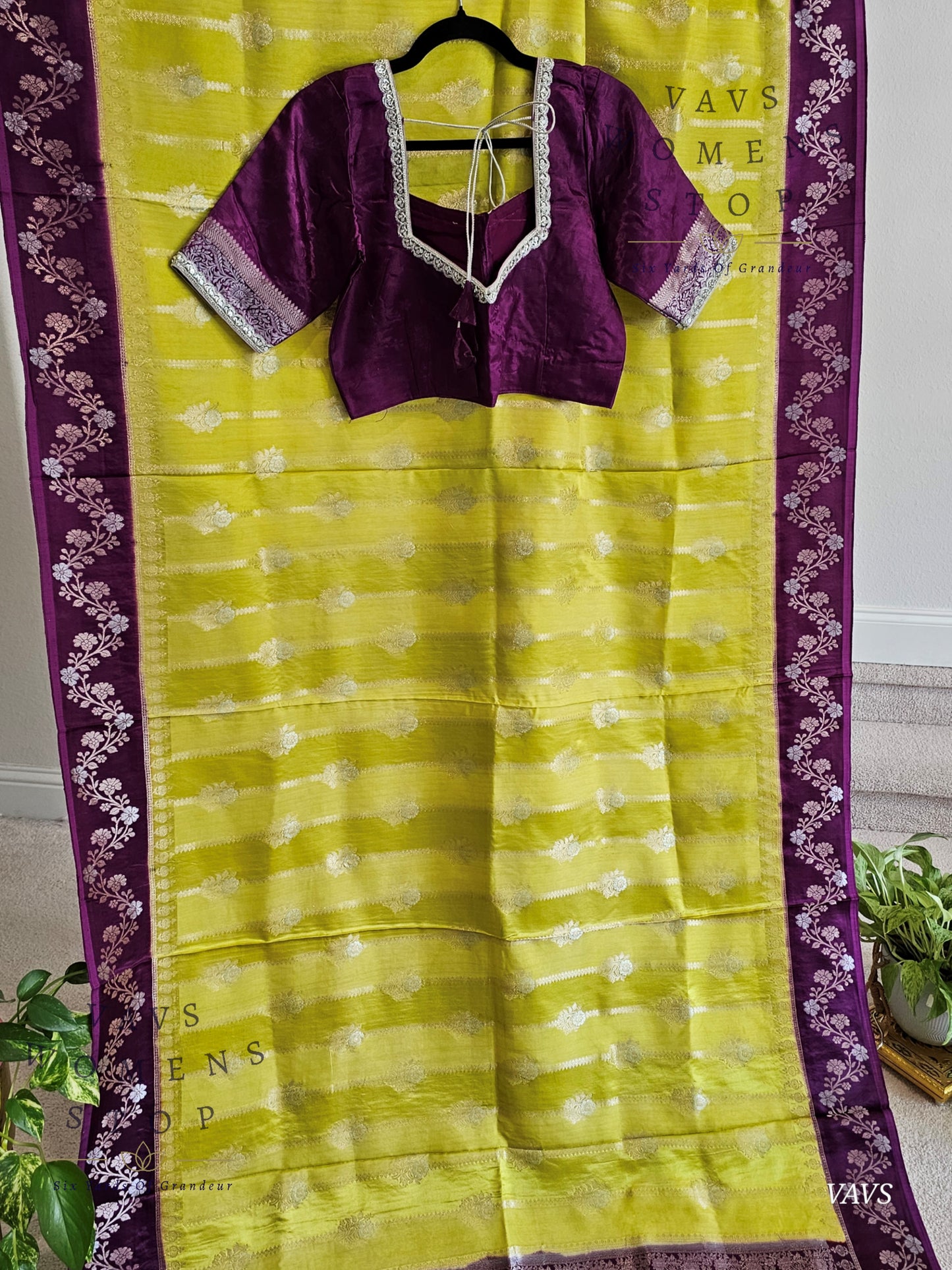 Mashru Crepe Silk Benarasi Saree - Blouse