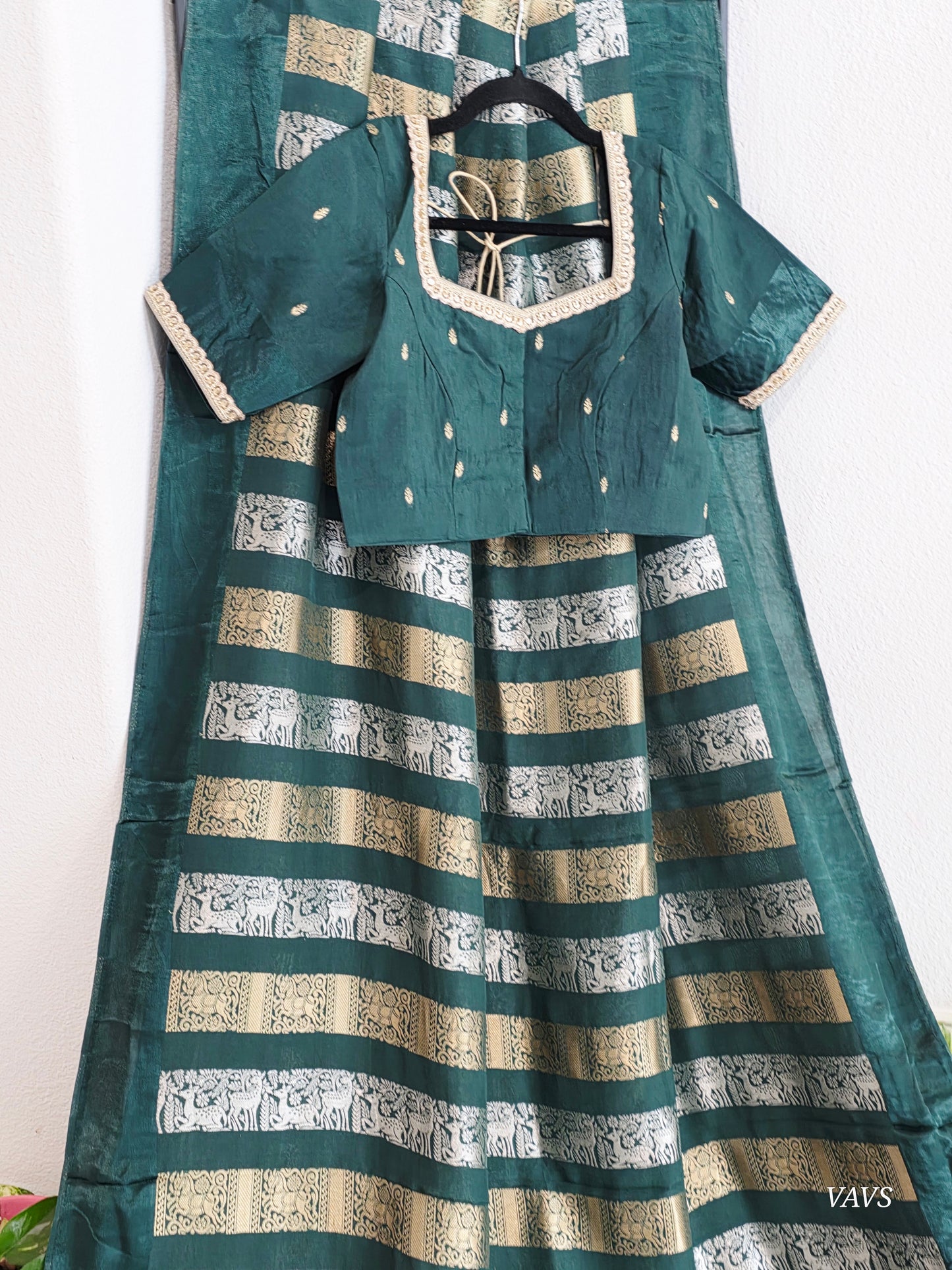 Nita Ambani Inspired Russian Dola Crepe Silk Saree with Ready Stitched Blouse | Emerald Green