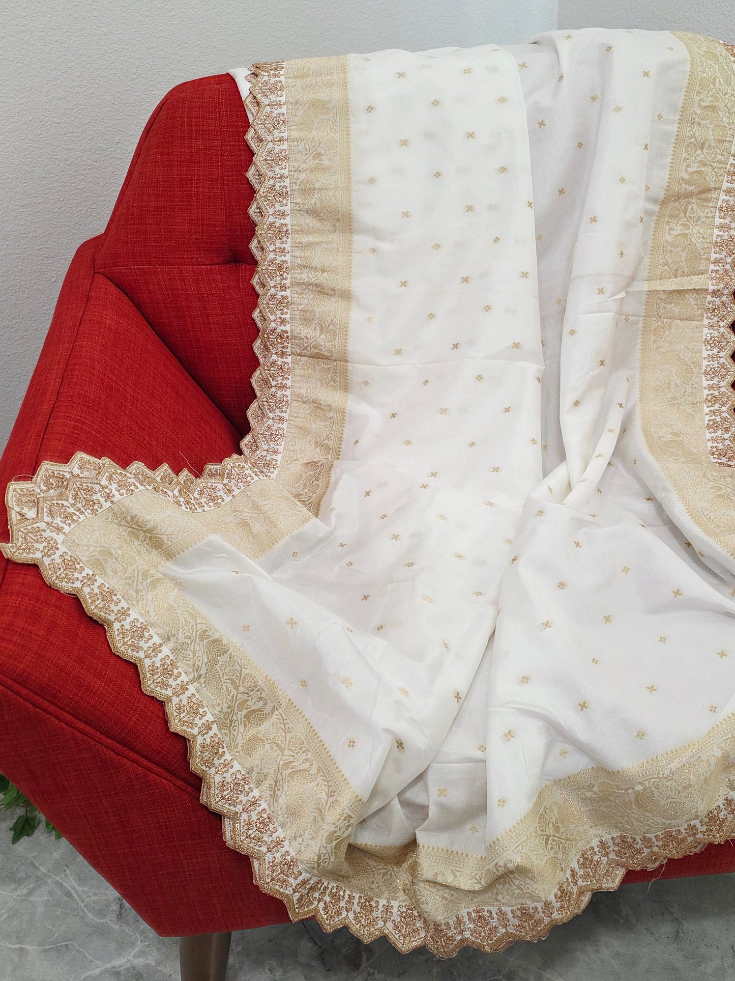 Munga Benarasi Embroidered Dupatta with Cutwork Border