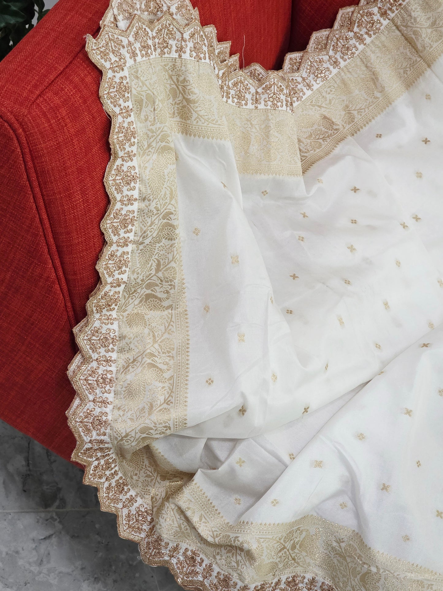 Munga Benarasi Embroidered Dupatta with Cutwork Border