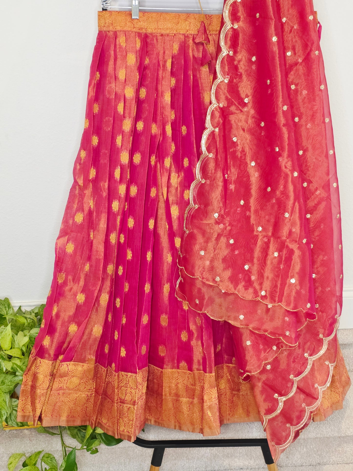 Tissue Benarasi Crimson Rose & Gold Tissue Jute Silk Banarasi Butta Lehenga Set — Bridal Lehenga Choli with Puff Sleeves & Scalloped Tissue Dupatta