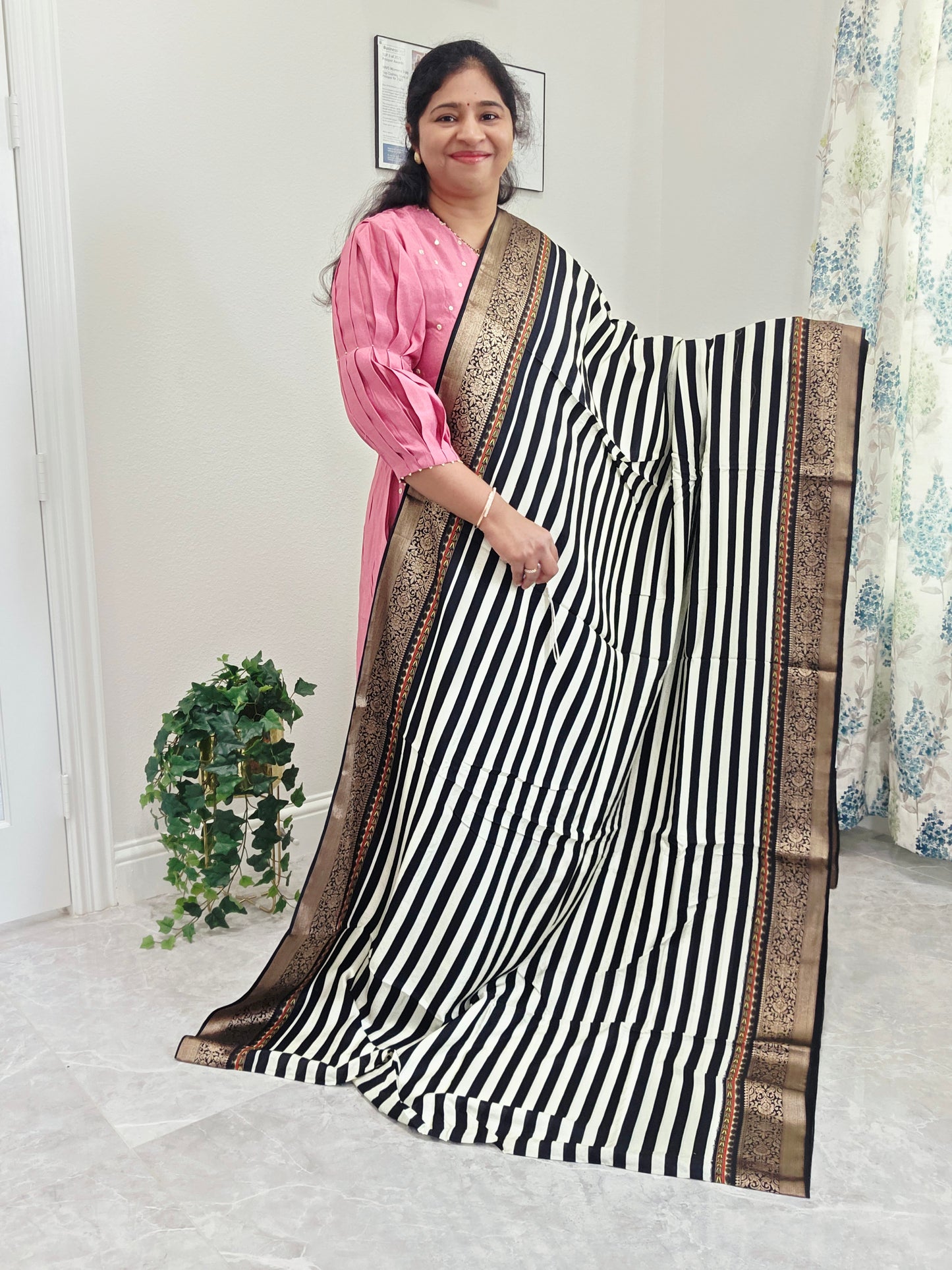 Munga Crepe Silk Digital Print Saree - Benarasi Blouse