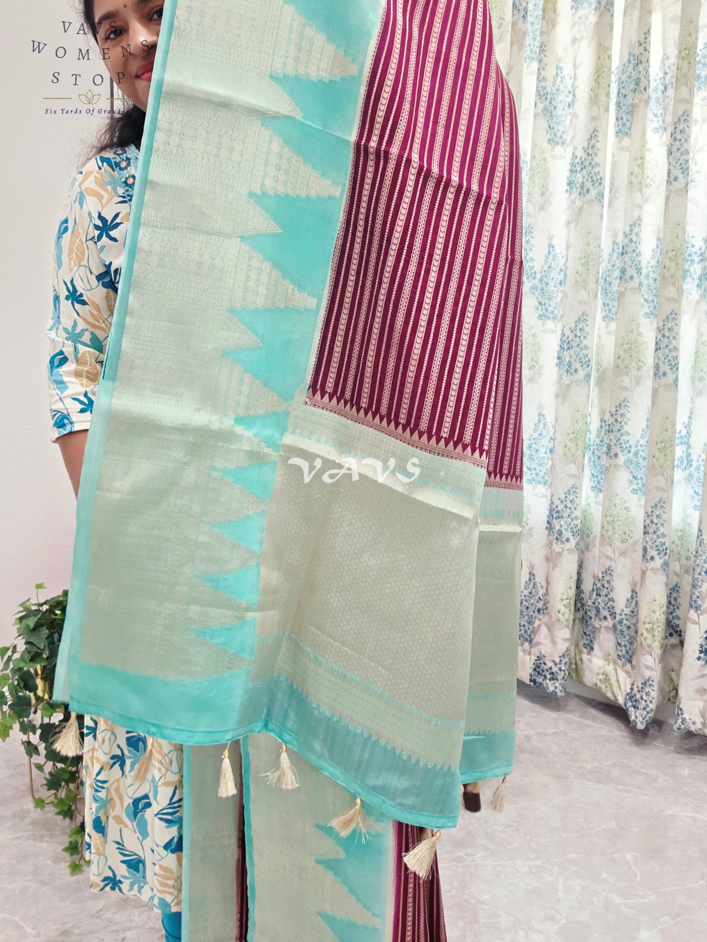 Chiniya Semi Benarasi Silk Saree - Blouse
