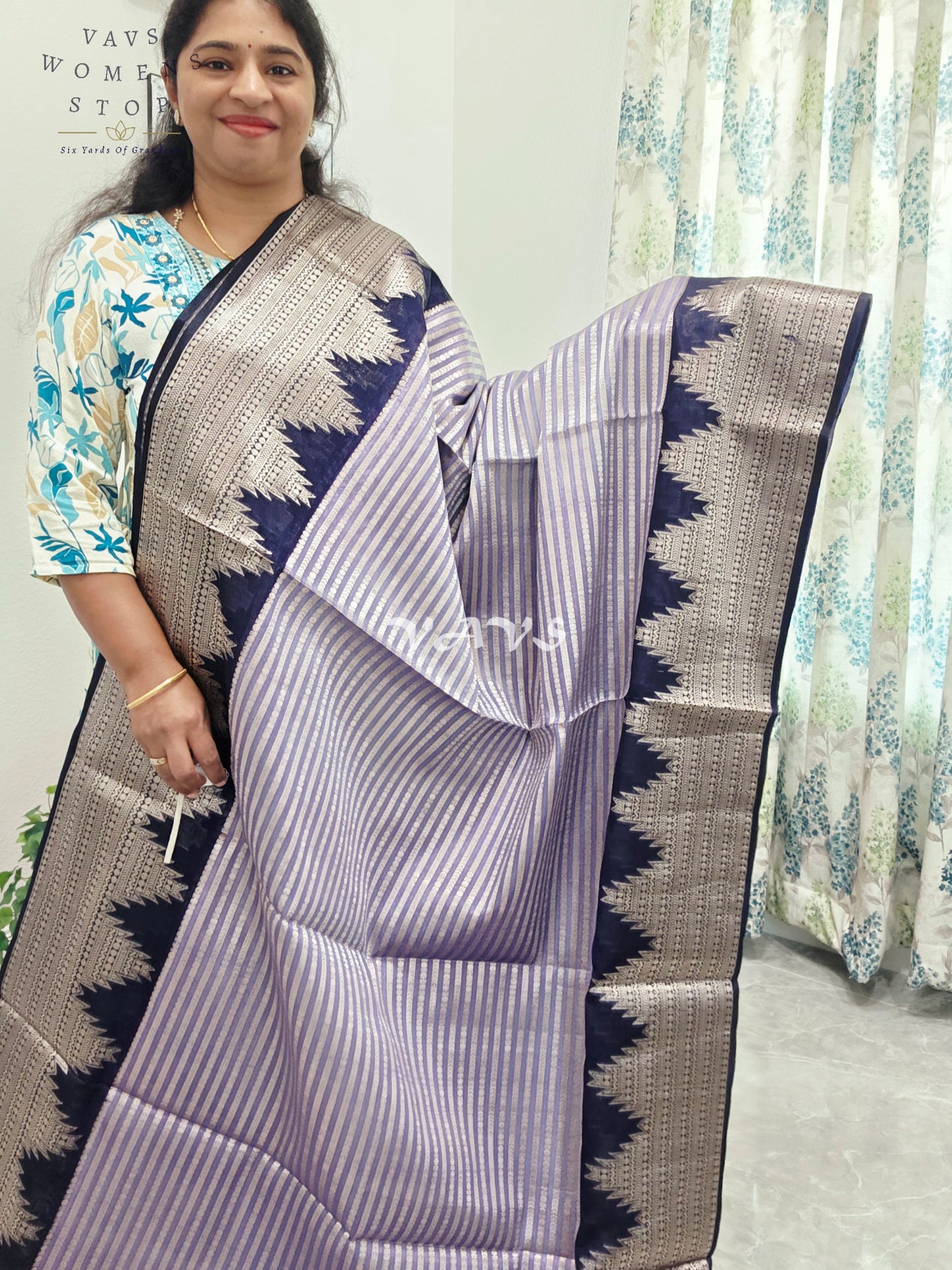 Chiniya Semi Benarasi Silk Saree - Blouse