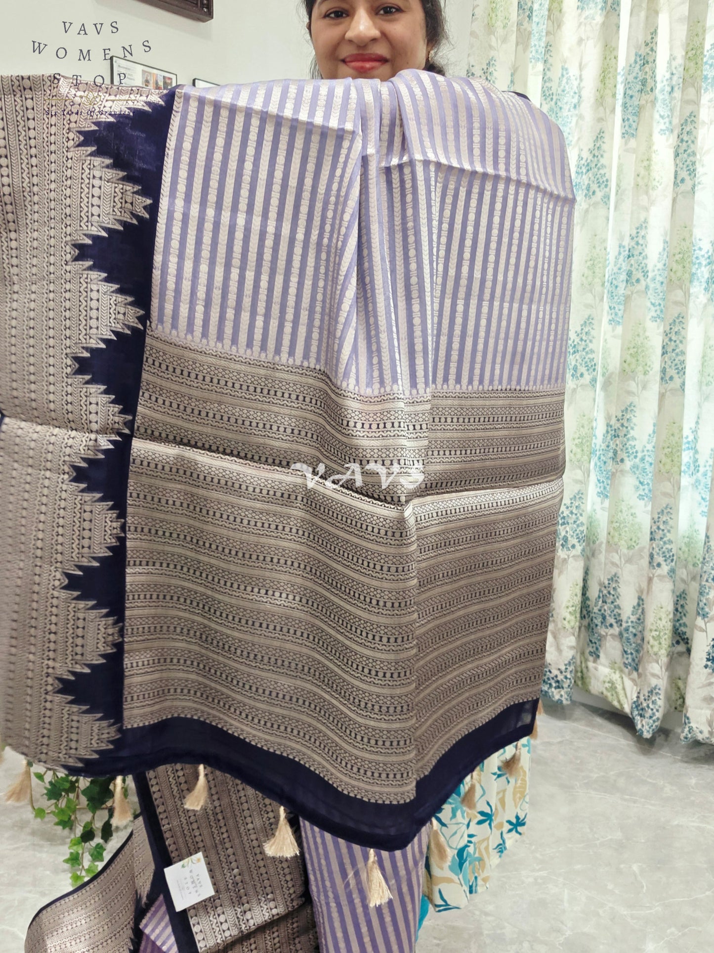 Chiniya Semi Benarasi Silk Saree - Blouse