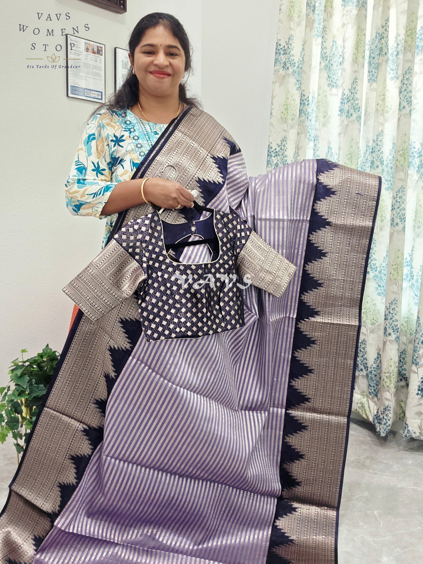 Chiniya Semi Benarasi Silk Saree - Blouse