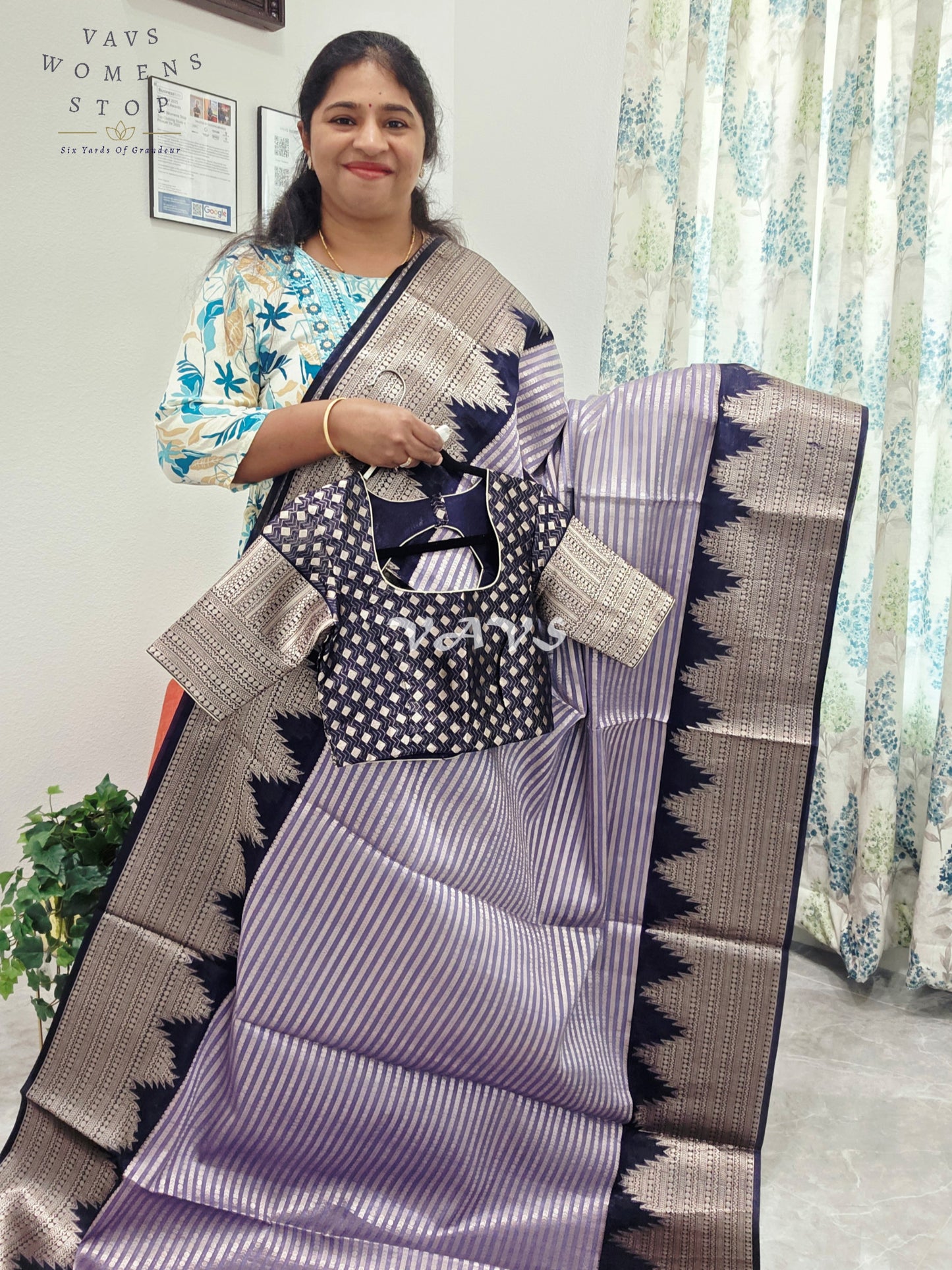 Chiniya Semi Benarasi Silk Saree - Blouse