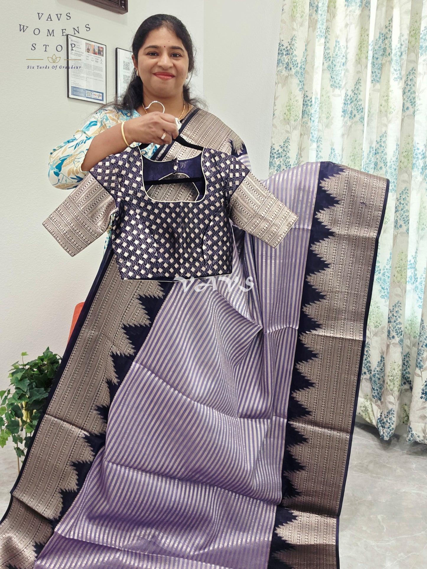 Chiniya Semi Benarasi Silk Saree - Blouse
