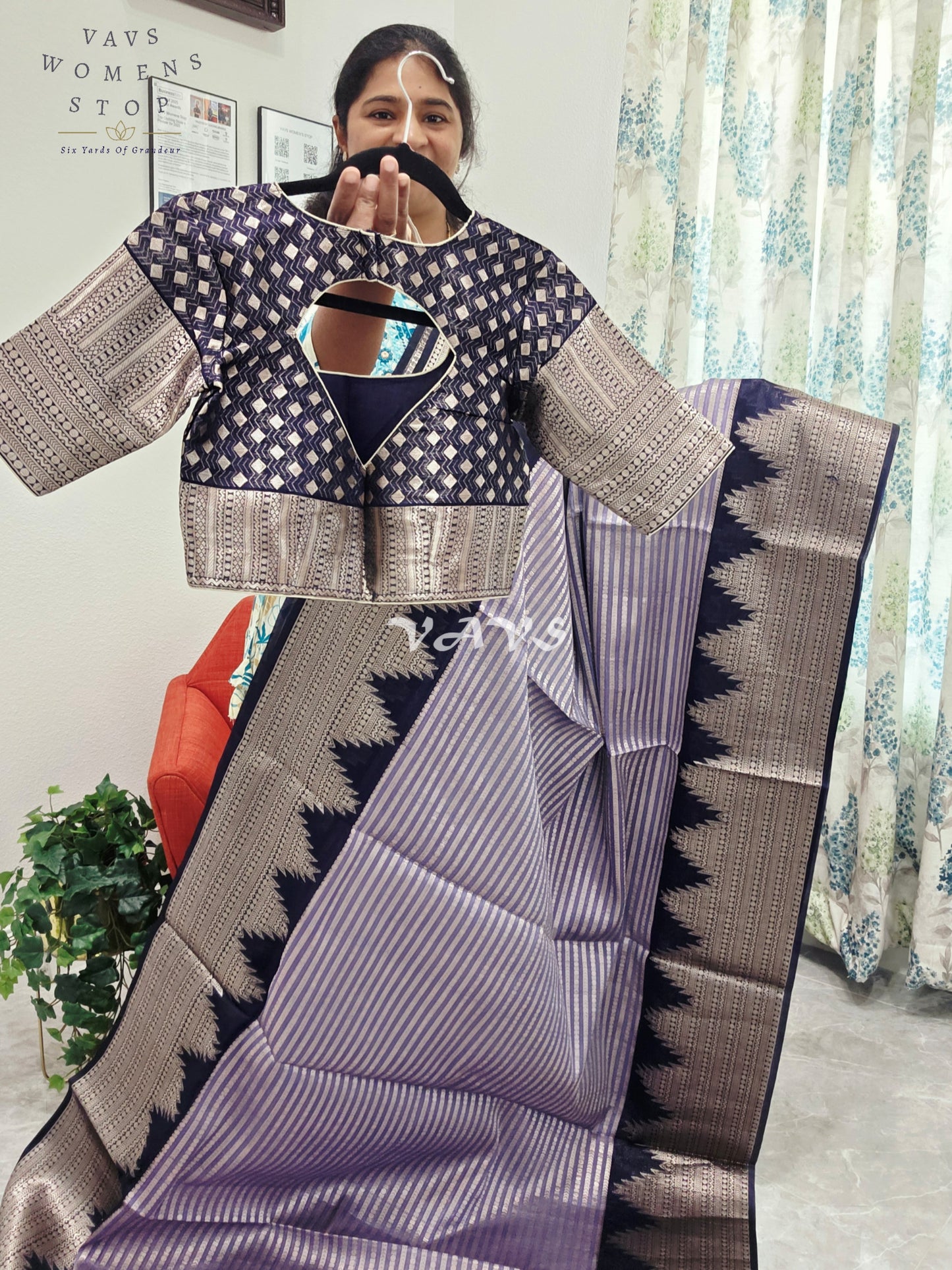 Chiniya Semi Benarasi Silk Saree - Blouse